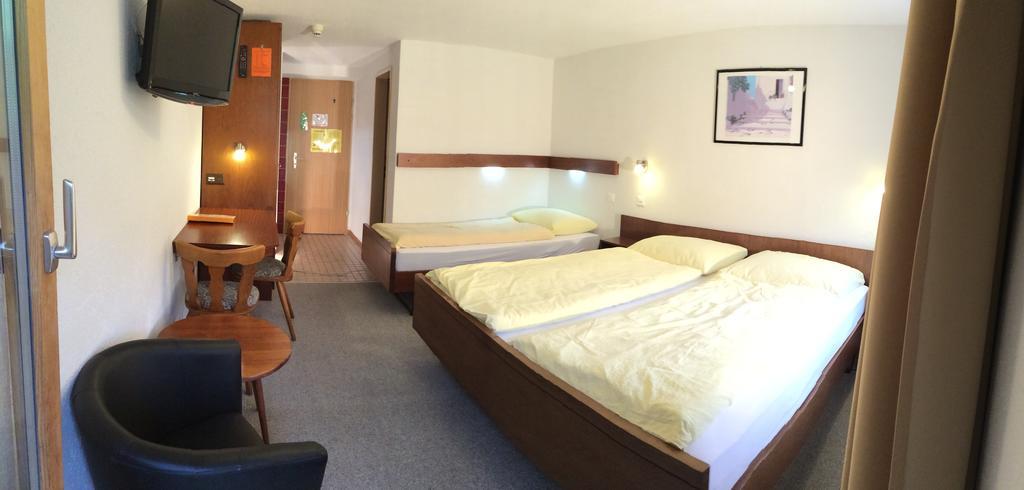 Hotel Zum See Grächen Habitación foto