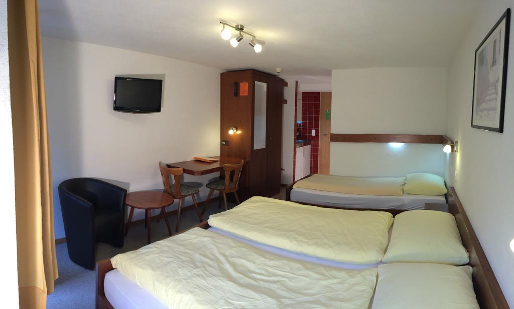 Hotel Zum See Grächen Habitación foto